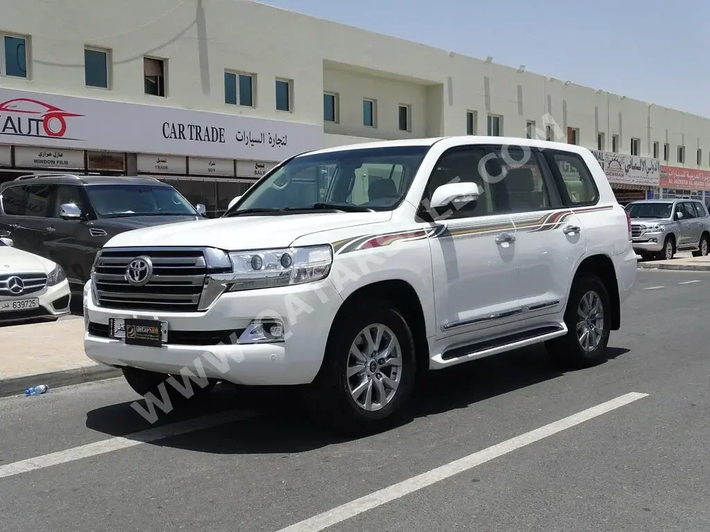 Toyota  Land Cruiser  GXR  2017  Automatic  192,000 Km  8 Cylinder  Four Wheel Drive (4WD)  SUV  White  With Warranty