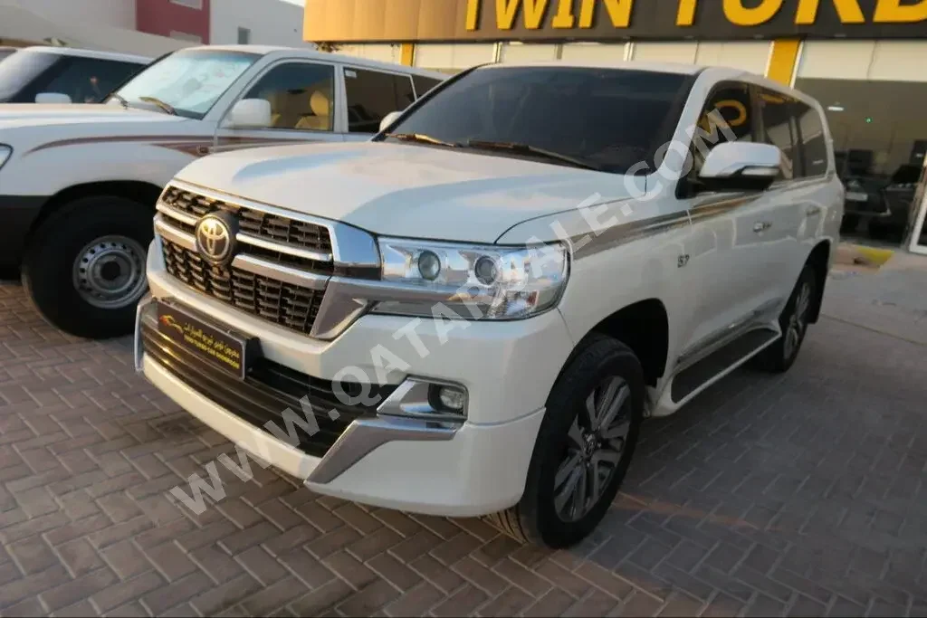 Toyota  Land Cruiser  VXR  2017  Automatic  277,000 Km  8 Cylinder  Four Wheel Drive (4WD)  SUV  White  With Warranty