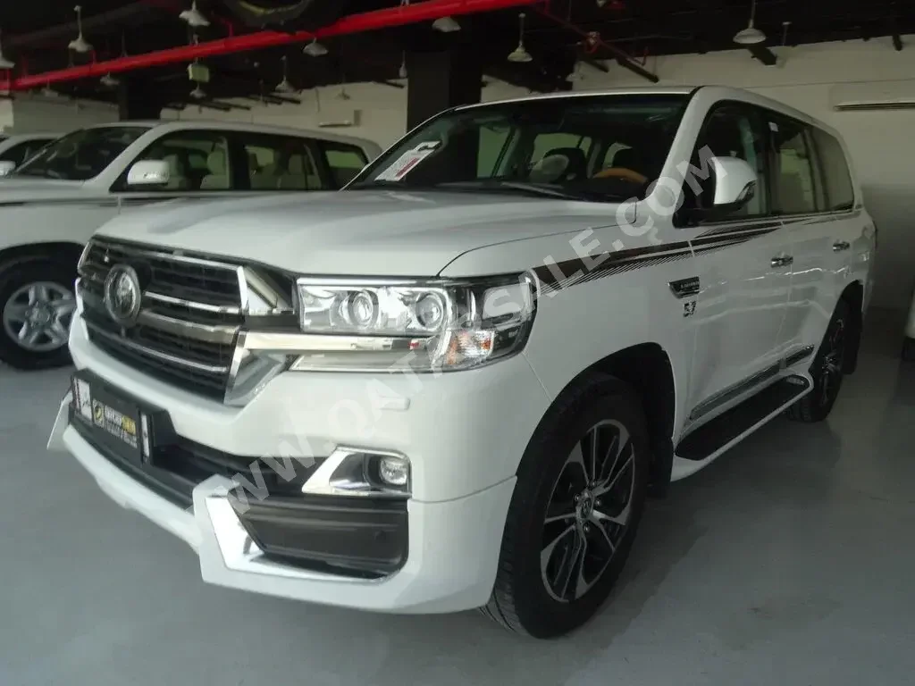 Toyota  Land Cruiser  GXR- Grand Touring  2021  Automatic  10,000 Km  8 Cylinder  Four Wheel Drive (4WD)  SUV  White  With Warranty