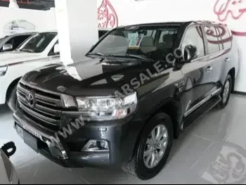 Toyota  Land Cruiser  VXR  2021  Automatic  55,000 Km  8 Cylinder  Four Wheel Drive (4WD)  SUV  Gray  With Warranty