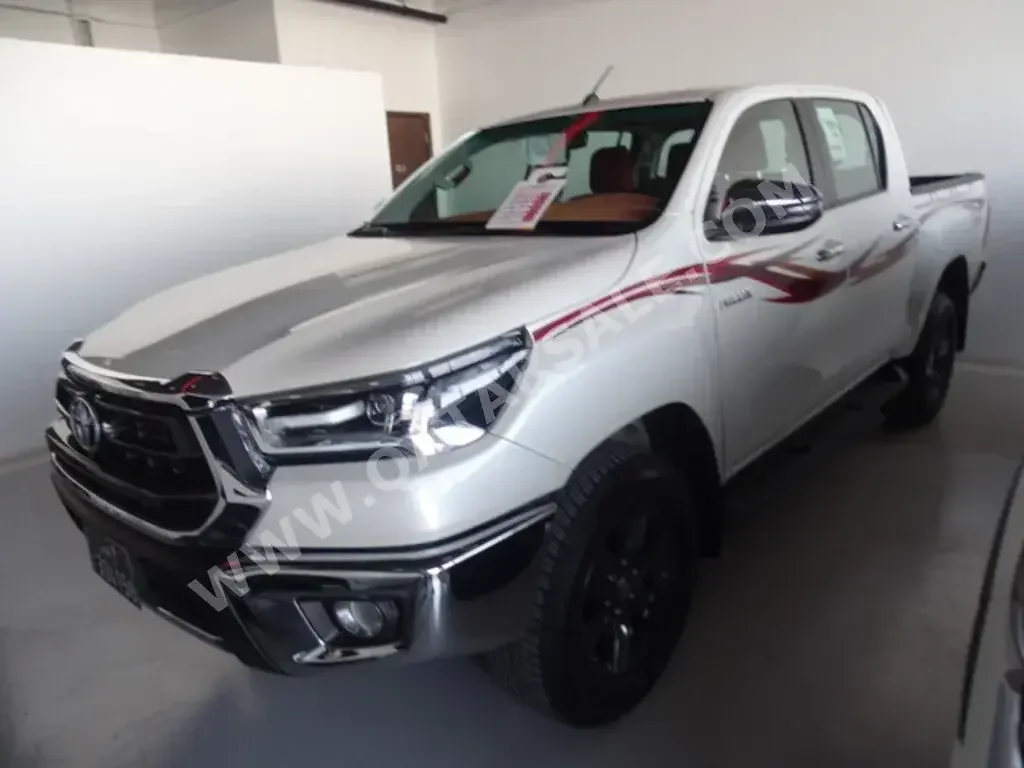 Toyota  Hilux  SR5  2022  Automatic  30,000 Km  4 Cylinder  Four Wheel Drive (4WD)  Pick Up  White  With Warranty