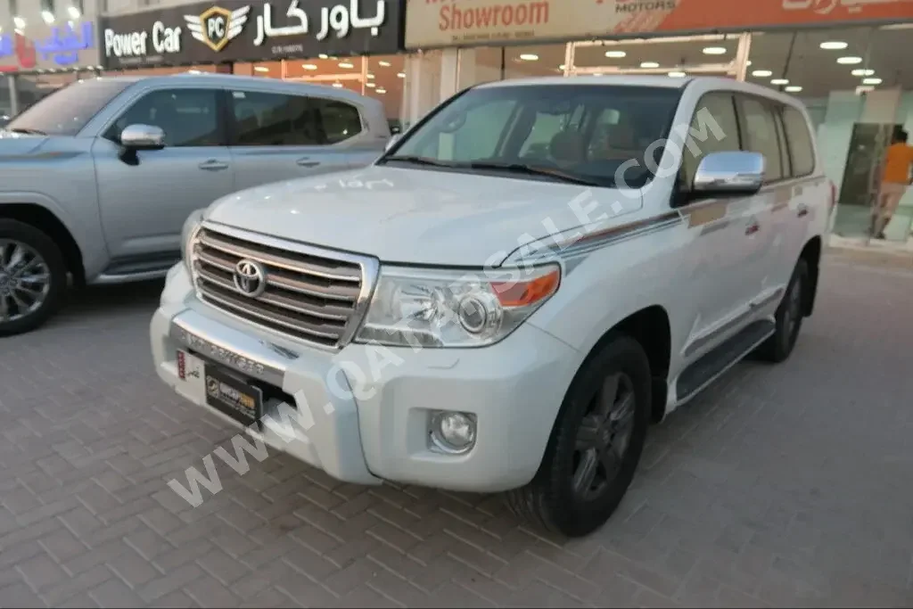 Toyota  Land Cruiser  GXR  2013  Automatic  173,000 Km  8 Cylinder  Four Wheel Drive (4WD)  SUV  White  With Warranty