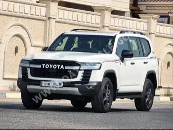  Toyota  Land Cruiser  GR Sport Twin Turbo  2022  Automatic  35,000 Km  6 Cylinder  Four Wheel Drive (4WD)  SUV  White  With Warranty
