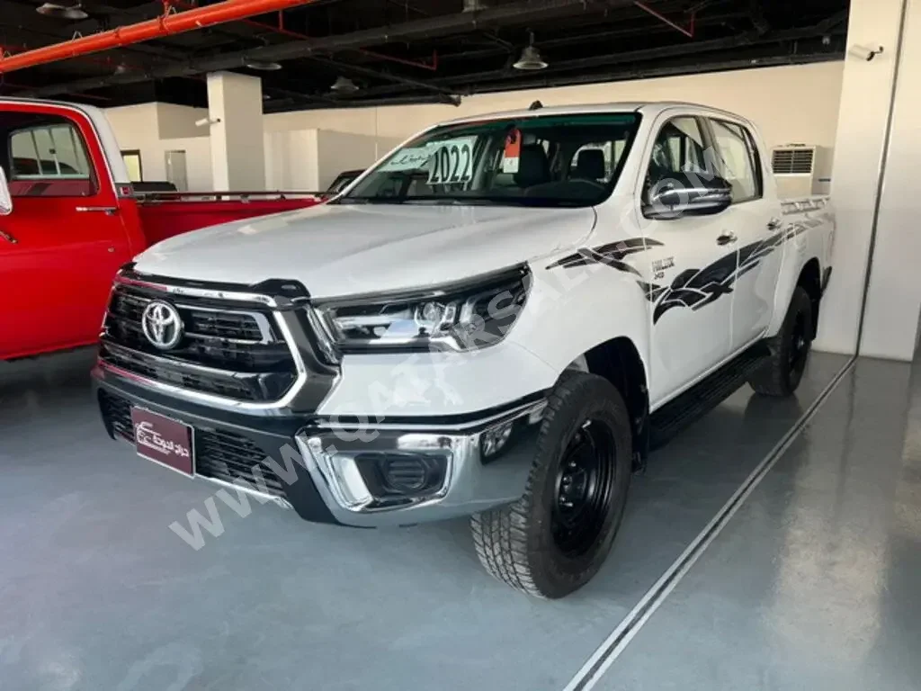 Toyota  Hilux  SR5  2022  Automatic  0 Km  4 Cylinder  Four Wheel Drive (4WD)  Pick Up  White  With Warranty