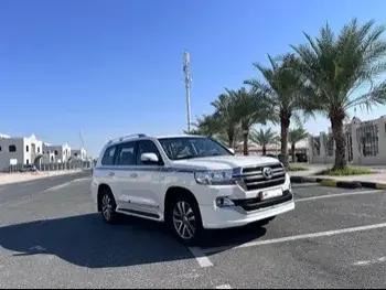  Toyota  Land Cruiser  VXR  2018  Automatic  165,000 Km  8 Cylinder  Four Wheel Drive (4WD)  SUV  White  With Warranty