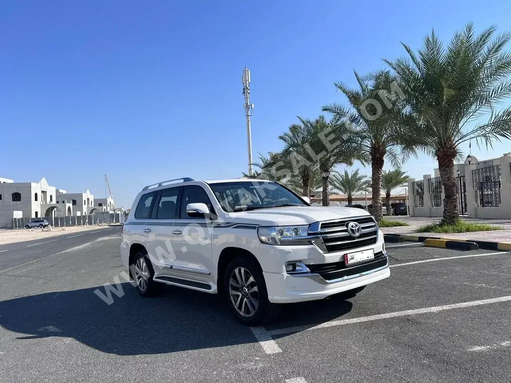  Toyota  Land Cruiser  VXR  2018  Automatic  165,000 Km  8 Cylinder  Four Wheel Drive (4WD)  SUV  White  With Warranty