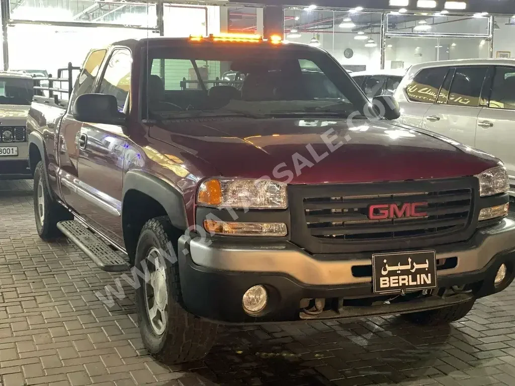 GMC  Sierra  Z71  2006  Automatic  304,000 Km  8 Cylinder  Four Wheel Drive (4WD)  Pick Up  Red