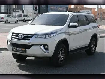 Toyota  Fortuner  2016  Automatic  138,000 Km  6 Cylinder  Four Wheel Drive (4WD)  SUV  Pearl