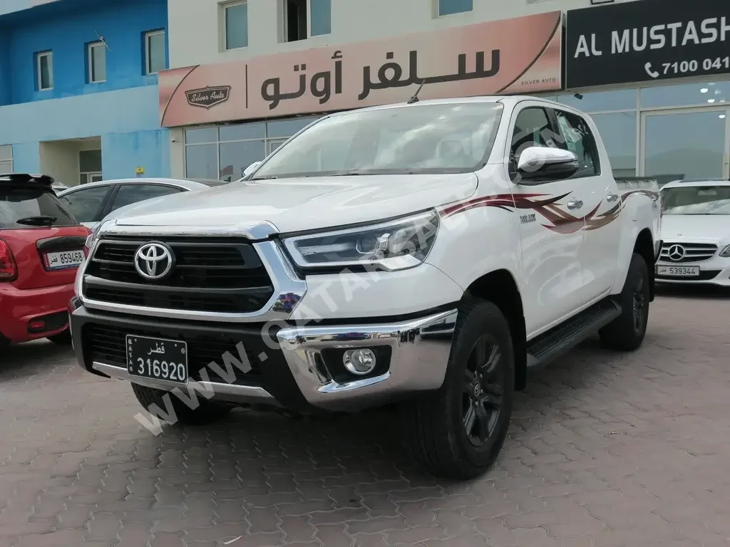 Toyota  Hilux  SR5  2022  Automatic  38,000 Km  4 Cylinder  Four Wheel Drive (4WD)  Pick Up  White  With Warranty