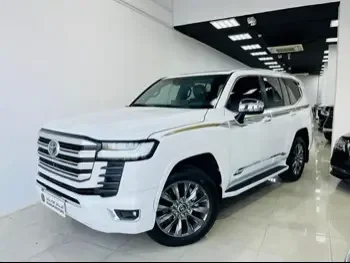 Toyota  Land Cruiser  VXR Twin Turbo  2022  Automatic  2,000 Km  6 Cylinder  Four Wheel Drive (4WD)  SUV  White  With Warranty