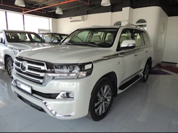 Toyota  Land Cruiser  VXR White Edition  2018  Automatic  127,000 Km  8 Cylinder  Four Wheel Drive (4WD)  SUV  White