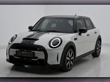 Mini  Cooper  S  2023  Automatic  18,000 Km  4 Cylinder  Front Wheel Drive (FWD)  Hatchback  White  With Warranty