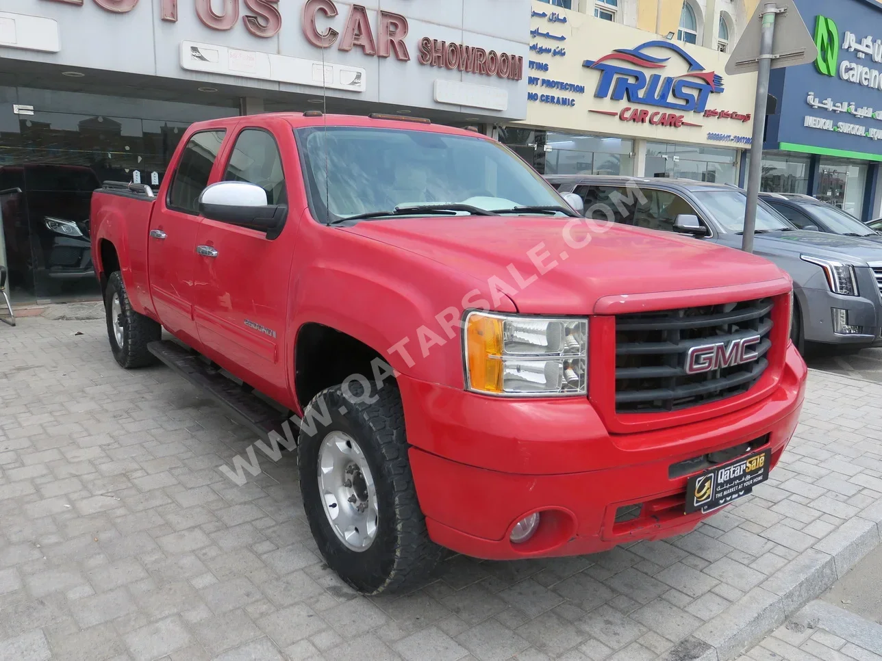 GMC  Sierra  2500 HD  2008  Automatic  290,000 Km  8 Cylinder  Four Wheel Drive (4WD)  Pick Up  Red
