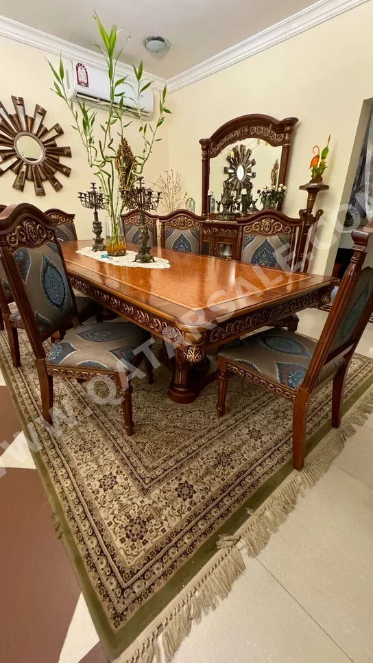 طاولة طعام مع كراسي وبوفيه  بنى  قطر