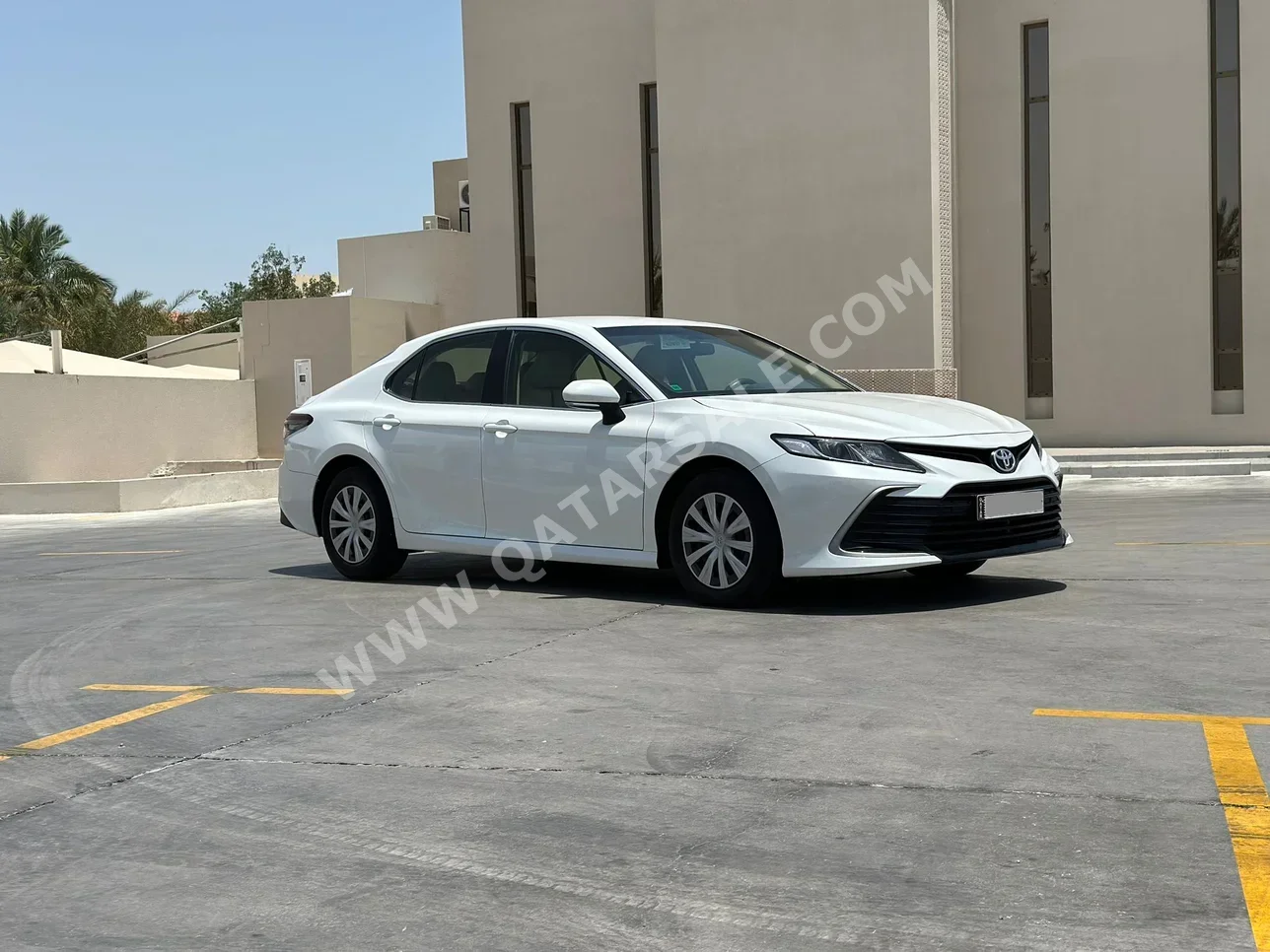 Toyota  Camry  LE  2022  Automatic  32,000 Km  4 Cylinder  Front Wheel Drive (FWD)  Sedan  White