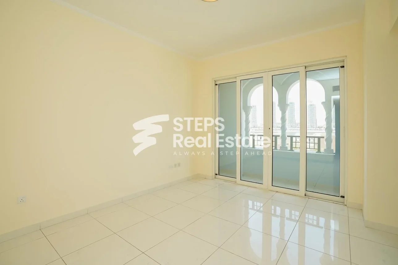 3 غرف نوم  شقة  للبيع  في الدوحة -  اللؤلؤة  نصف مفروشة