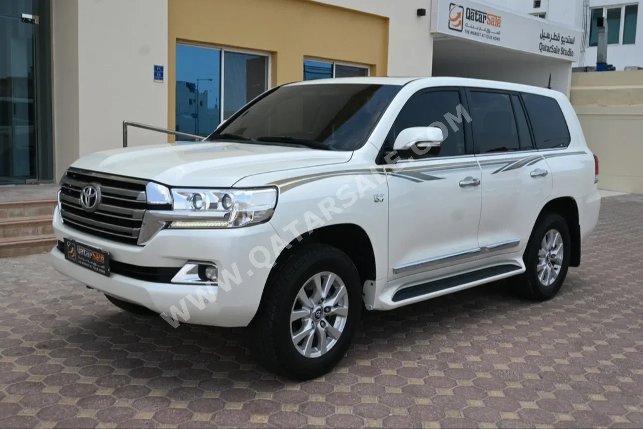  Toyota  Land Cruiser  VXR  2017  Automatic  282,000 Km  8 Cylinder  Four Wheel Drive (4WD)  SUV  White  With Warranty