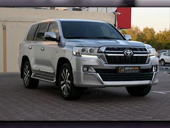 Toyota  Land Cruiser  VXR  2018  Automatic  167,000 Km  8 Cylinder  Four Wheel Drive (4WD)  SUV  Silver and Black