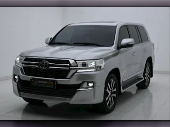 Toyota  Land Cruiser  VXR  2018  Automatic  166,000 Km  8 Cylinder  Four Wheel Drive (4WD)  SUV  Silver and Black  With Warranty
