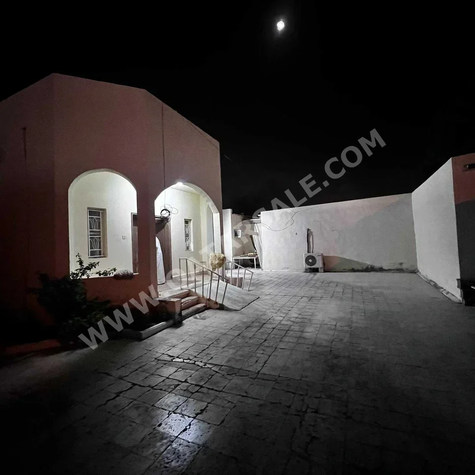 Family Residential  - Not Furnished  - Al Rayyan  - Mebaireek  - 5 Bedrooms