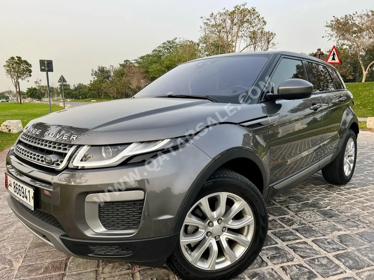 Land Rover  Evoque  Dynamic  2017  Automatic  49,000 Km  4 Cylinder  Four Wheel Drive (4WD)  SUV  Gray