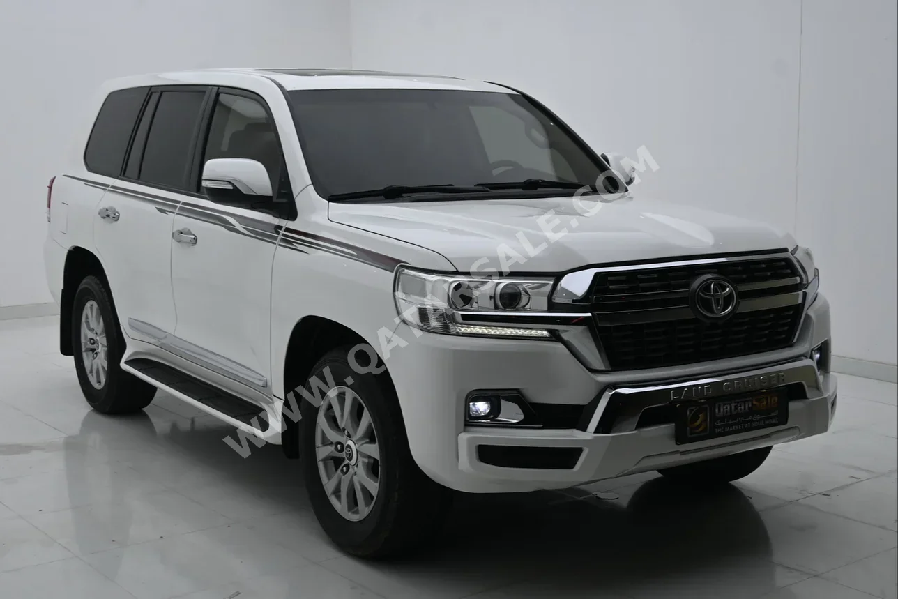  Toyota  Land Cruiser  GXR  2017  Automatic  249,000 Km  8 Cylinder  Four Wheel Drive (4WD)  SUV  White  With Warranty