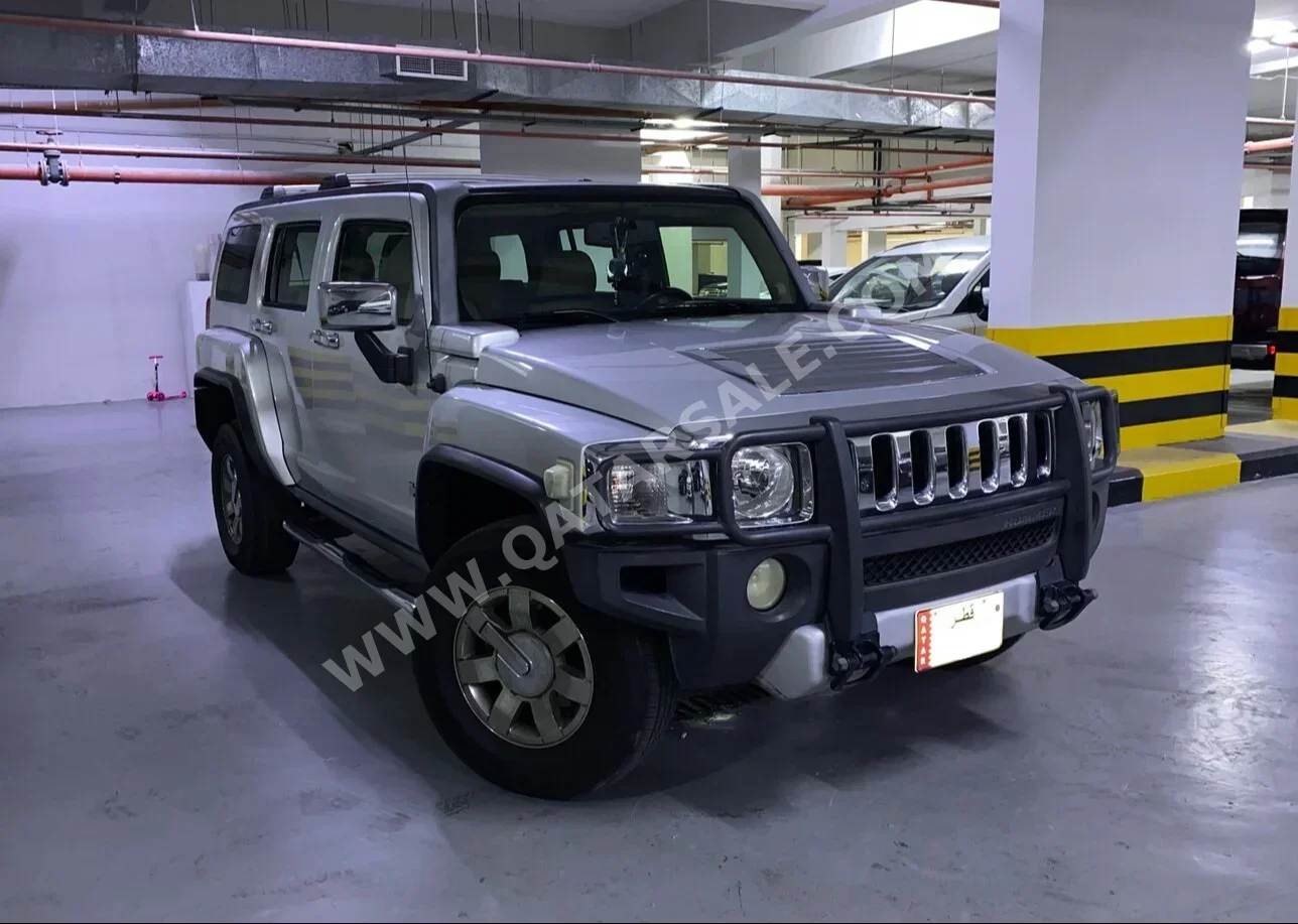 Hummer  H3  T  2009  Automatic  144,000 Km  5 Cylinder  Four Wheel Drive (4WD)  SUV  Gray