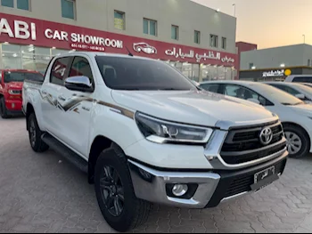 Toyota  Hilux  SR5  2024  Automatic  5,000 Km  4 Cylinder  Four Wheel Drive (4WD)  Pick Up  White  With Warranty
