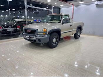 GMC  Sierra  2005  Manual  255,000 Km  8 Cylinder  Four Wheel Drive (4WD)  Pick Up  Gold