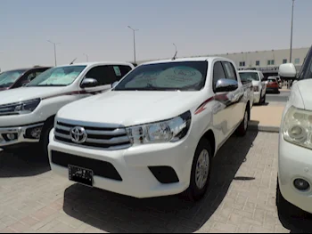 Toyota  Hilux  SR5  2023  Automatic  75,000 Km  4 Cylinder  Four Wheel Drive (4WD)  Pick Up  White