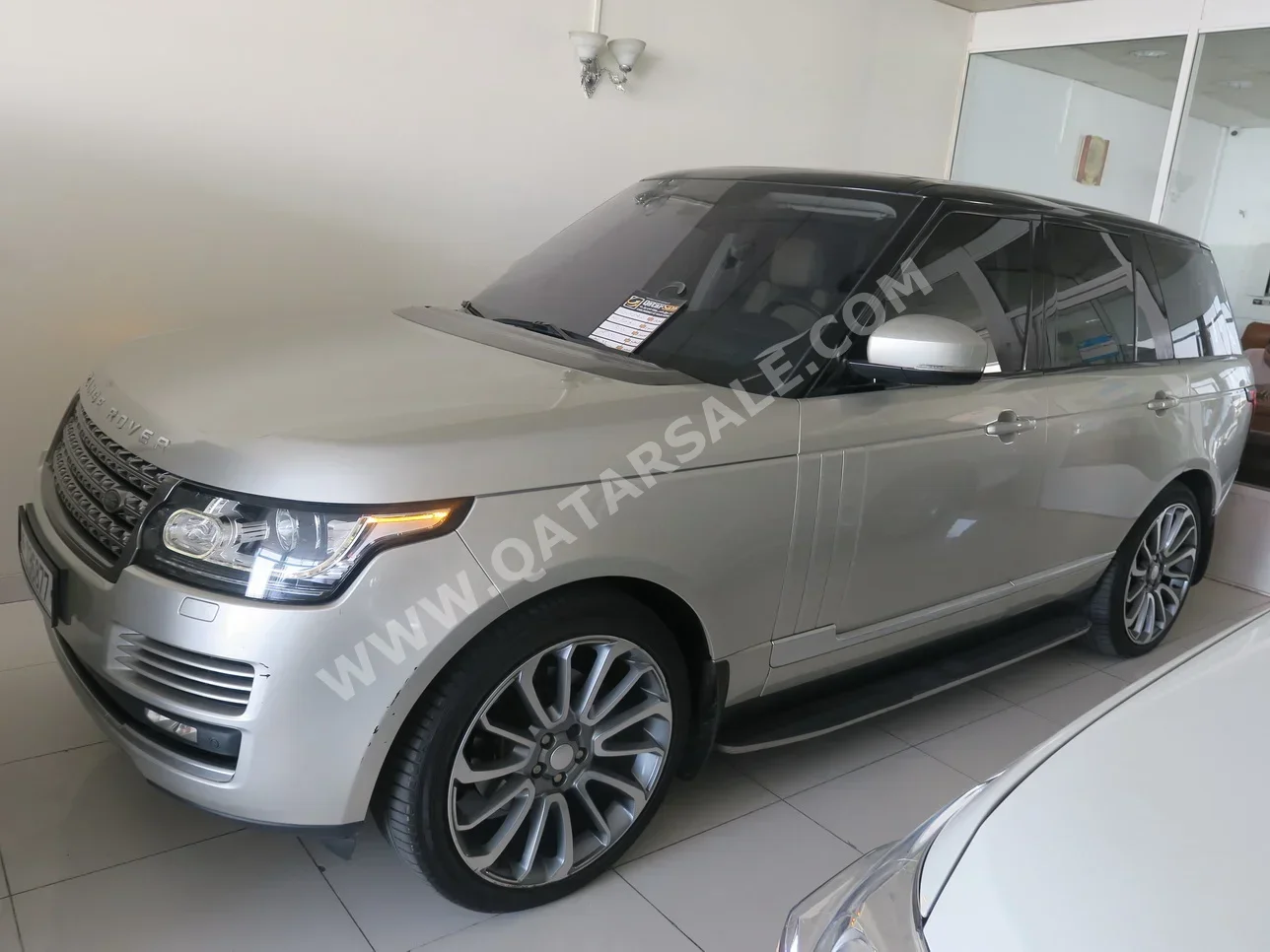Land Rover  Range Rover  Vogue HSE  2014  Automatic  162,000 Km  8 Cylinder  Four Wheel Drive (4WD)  SUV  Gold
