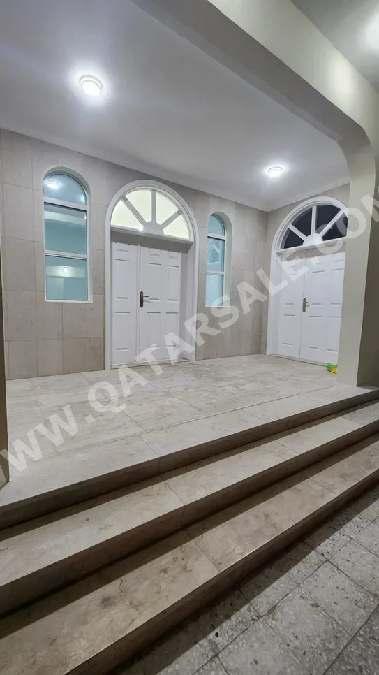 Family Residential  - Not Furnished  - Doha  - Al Maamoura  - 5 Bedrooms
