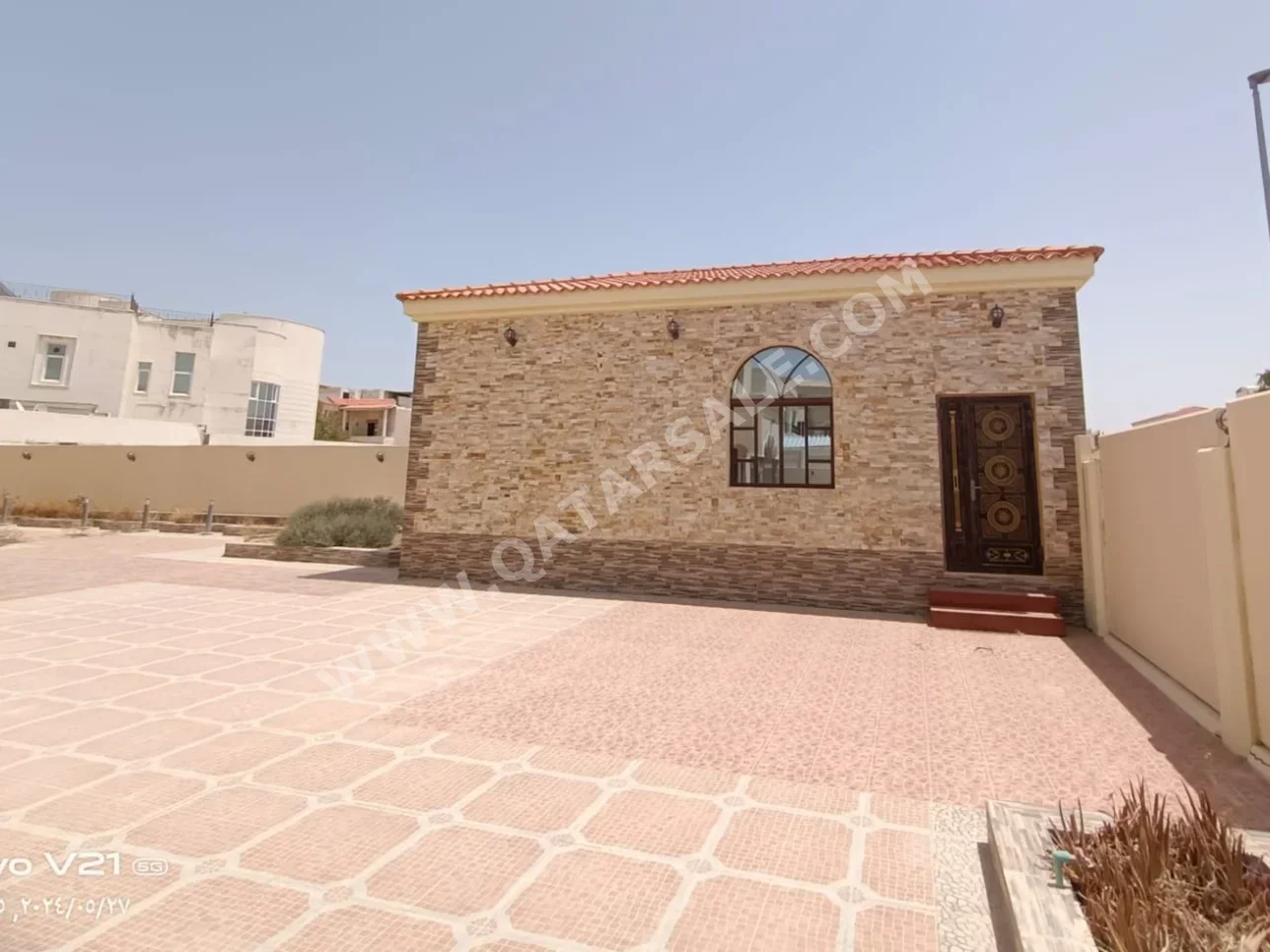 Family Residential  - Not Furnished  - Doha  - Al Dafna  - 5 Bedrooms