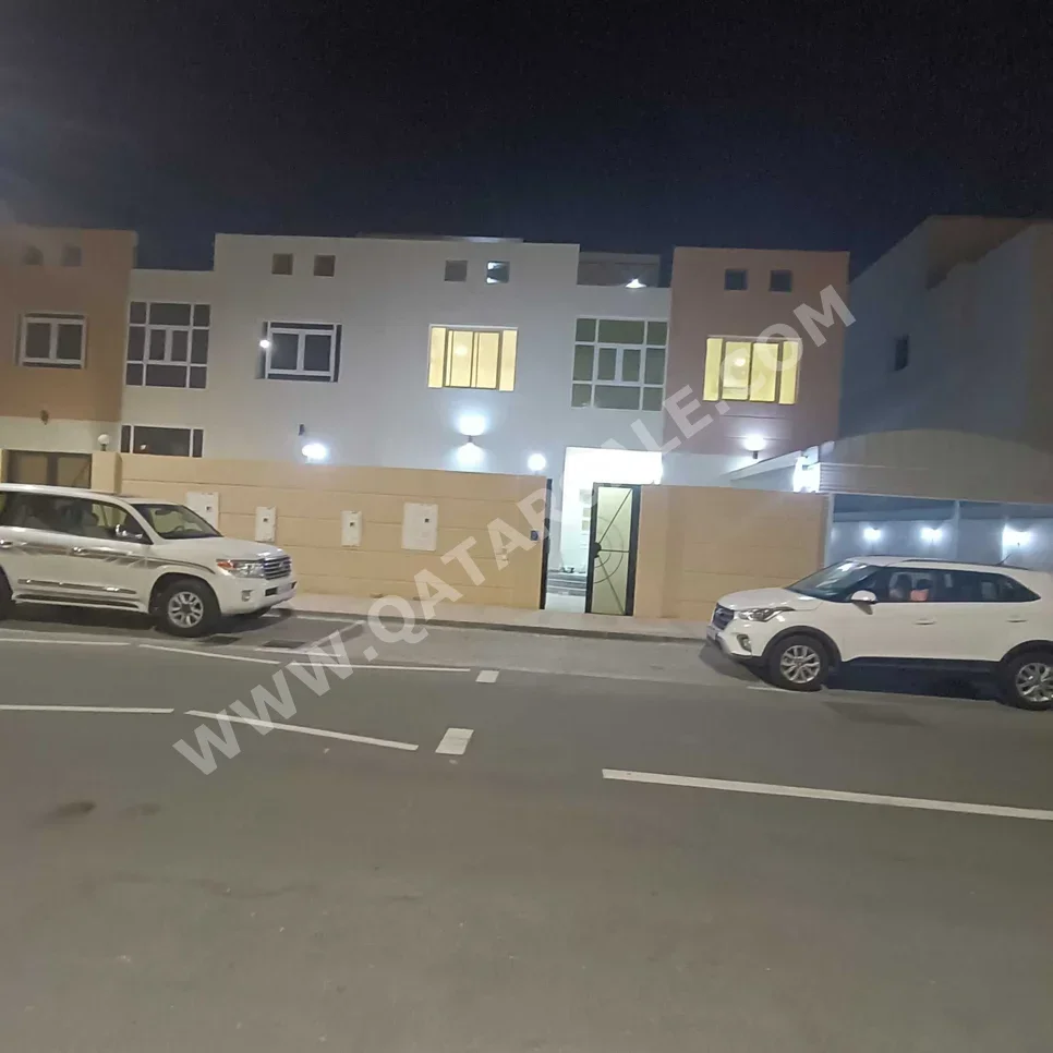 Family Residential  - Not Furnished  - Doha  - Al Duhail  - 5 Bedrooms