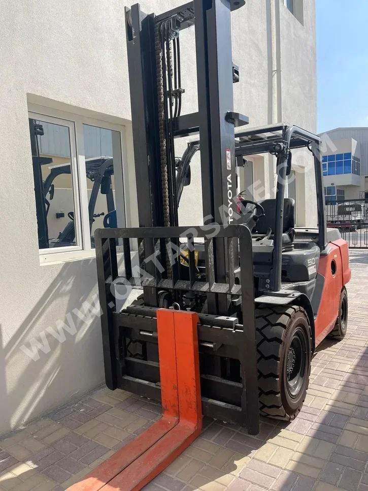 Forklift 2022  Orange + Grey  5  5  4  8fd50n  Toyota