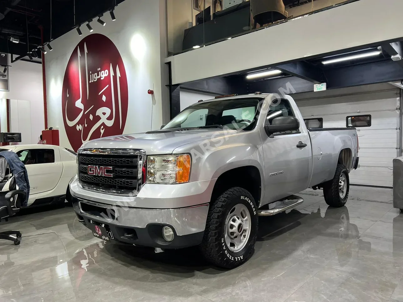GMC  Sierra  2500 HD  2013  Automatic  50,000 Km  8 Cylinder  Four Wheel Drive (4WD)  Pick Up  Silver