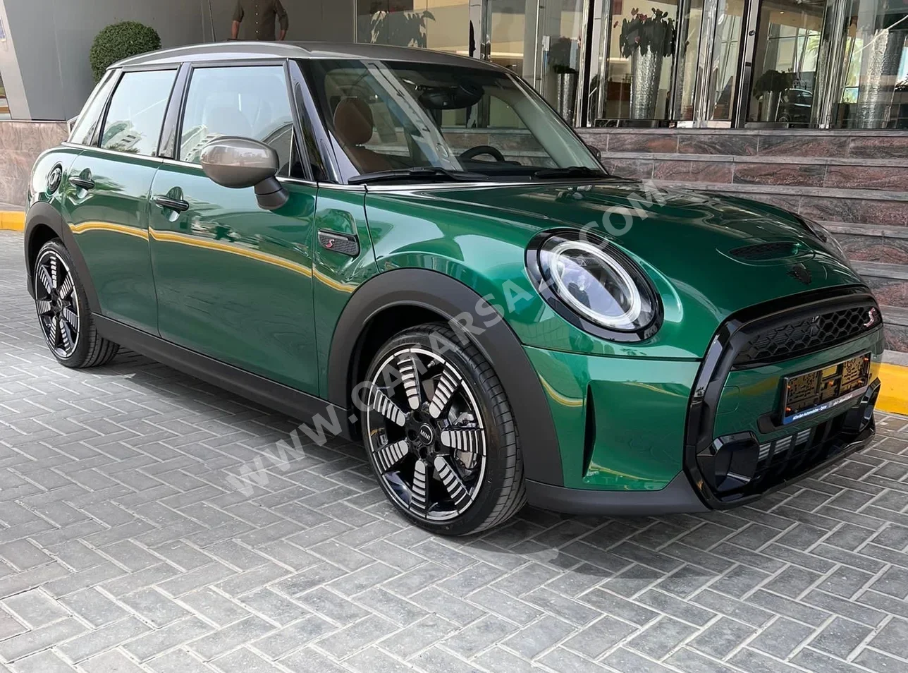 Mini  Cooper  S  2023  Automatic  42٬000 Km  4 Cylinder  Front Wheel Drive (FWD)  Hatchback  Green  With Warranty