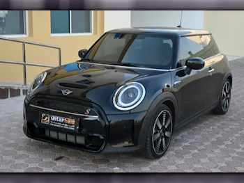 Mini  Cooper  S  2024  Automatic  10,000 Km  4 Cylinder  Front Wheel Drive (FWD)  Hatchback  Black  With Warranty