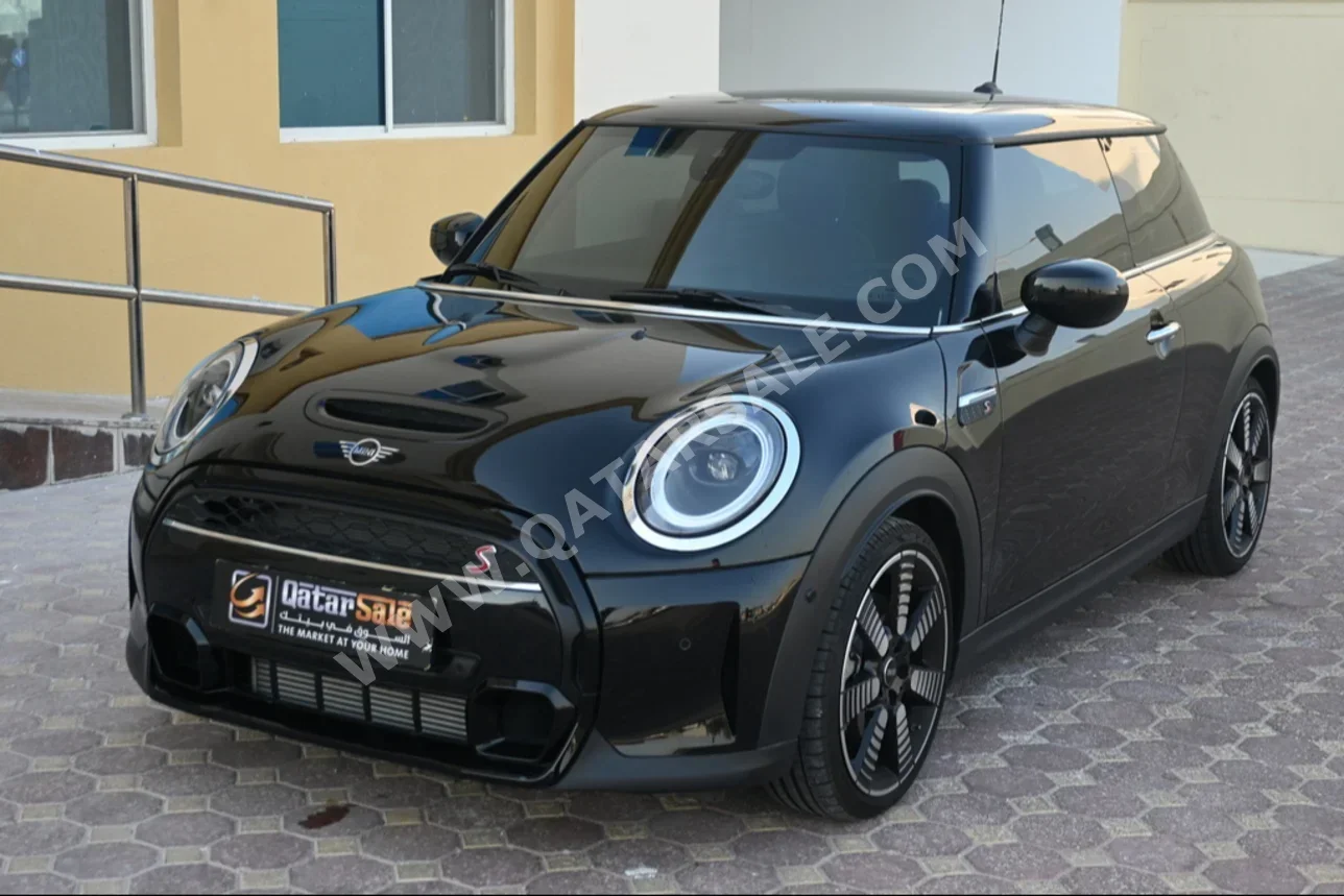 Mini  Cooper  S  2024  Automatic  10,000 Km  4 Cylinder  Front Wheel Drive (FWD)  Hatchback  Black  With Warranty