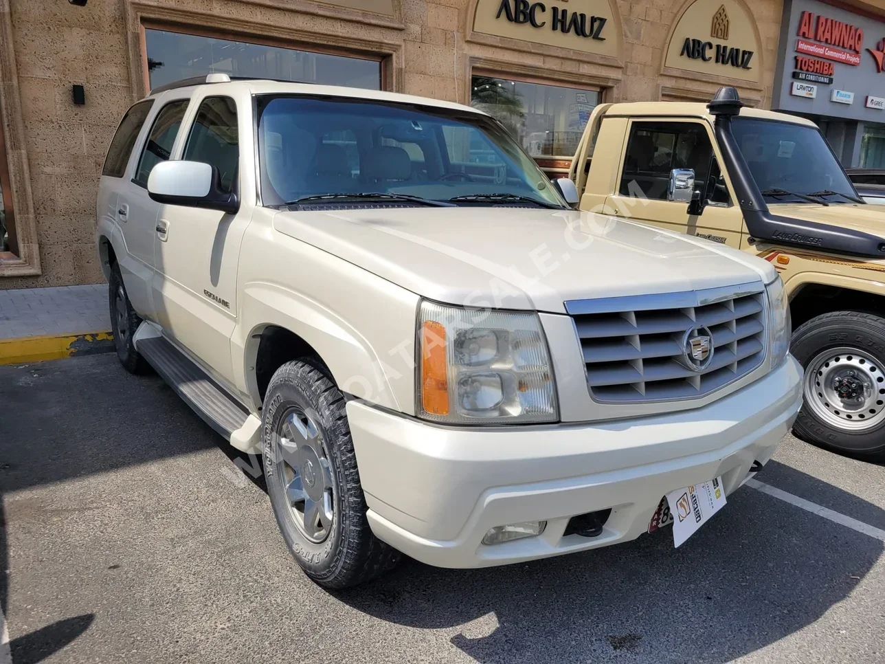 Cadillac  Escalade  2005  Automatic  182,000 Km  8 Cylinder  Four Wheel Drive (4WD)  SUV  White