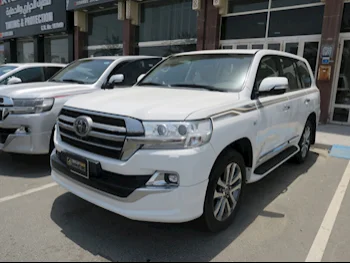 Toyota  Land Cruiser  VXR  2019  Automatic  220,000 Km  8 Cylinder  Four Wheel Drive (4WD)  SUV  White