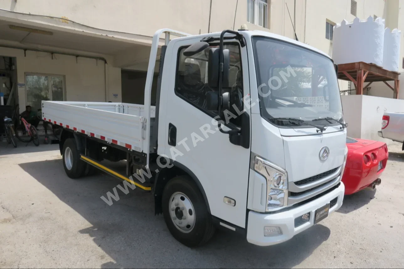 Maxus  C 300  2022  Automatic  0 Km  4 Cylinder  Rear Wheel Drive (RWD)  Pick Up  White  With Warranty