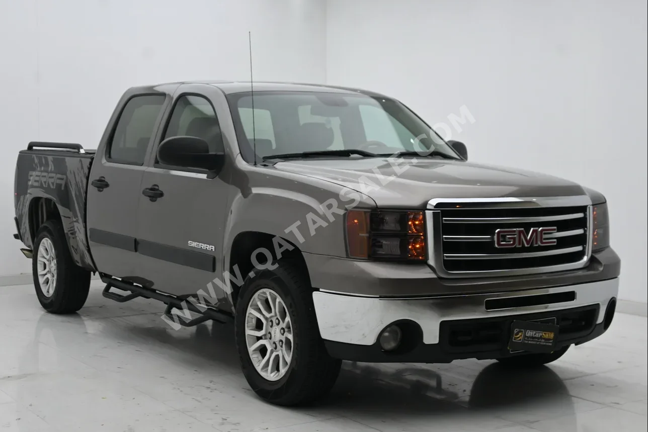 GMC  Sierra  1500  2013  Automatic  320,000 Km  8 Cylinder  Four Wheel Drive (4WD)  Pick Up  Gray