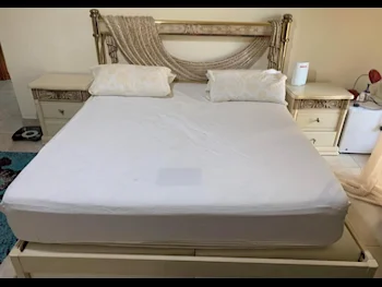 أطقم غرف نوم - سرير كينج ، مرتبة ، مقعد طويل مع طاولتين أسّرة جانبية ومصابيح طاولة  - أبيض وبيج