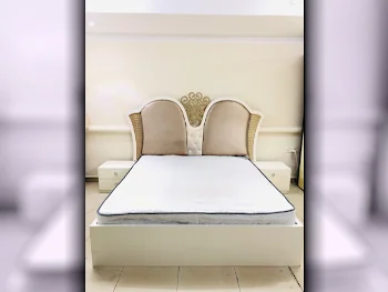 أطقم غرف نوم - هوم سينتر  - سرير كينج ، مرتبة ، مقعد طويل مع طاولتين أسّرة جانبية ومصابيح طاولة