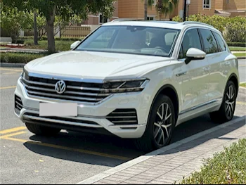 Volkswagen  Touareg  R line  2019  Automatic  92,000 Km  6 Cylinder  All Wheel Drive (AWD)  SUV  White