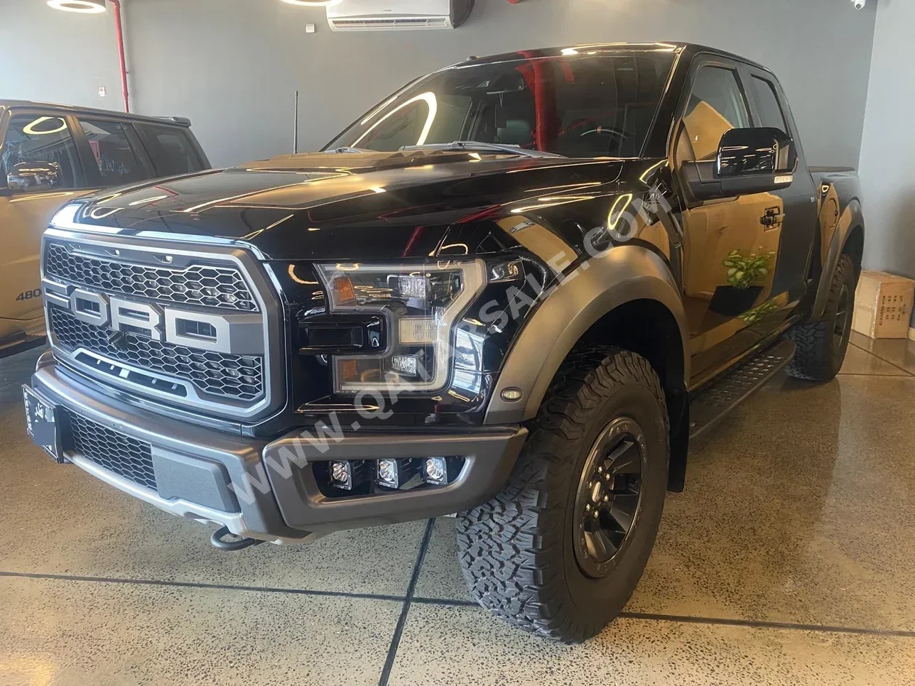Ford  Raptor  2018  Automatic  138٬000 Km  6 Cylinder  Four Wheel Drive (4WD)  Pick Up  Black  With Warranty