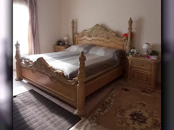 أطقم غرف نوم - سرير كينج ، مرتبة ، مقعد طويل مع طاولتين أسّرة جانبية ومصابيح طاولة  - اللون البيج