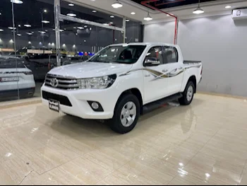 Toyota  Hilux  SR5  2017  Manual  152,000 Km  4 Cylinder  Four Wheel Drive (4WD)  Pick Up  White
