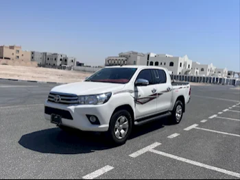 Toyota  Hilux  2017  Manual  190,000 Km  4 Cylinder  Four Wheel Drive (4WD)  Pick Up  White